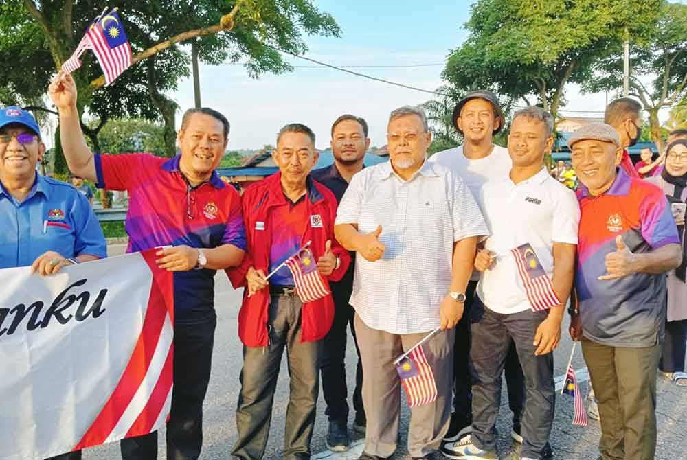 Aminolhuda (tiga dari kiri) bersama orang ramai menunggu rombongan Sultan Ibrahim di Jalan Skudai di hadapan Kampung Pasir pada pagi Rabu.