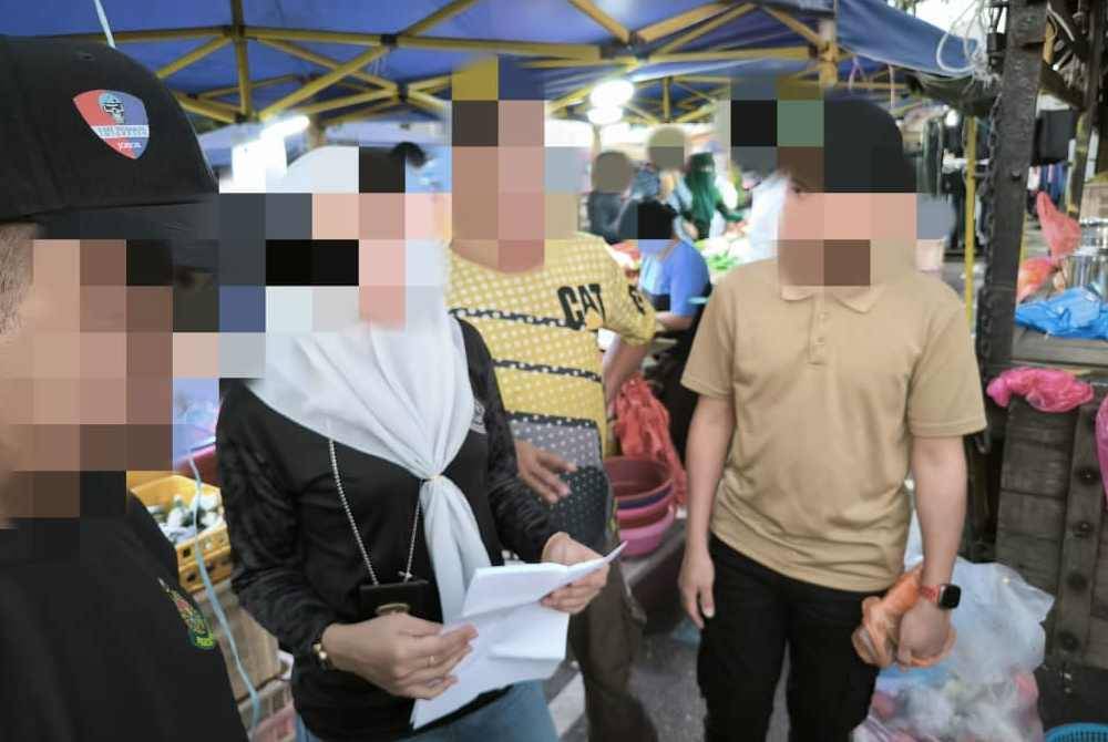 Pengemis warga asing yang ditahan di pasar malam Gelang Patah pada Selasa. Foto JIM Johor