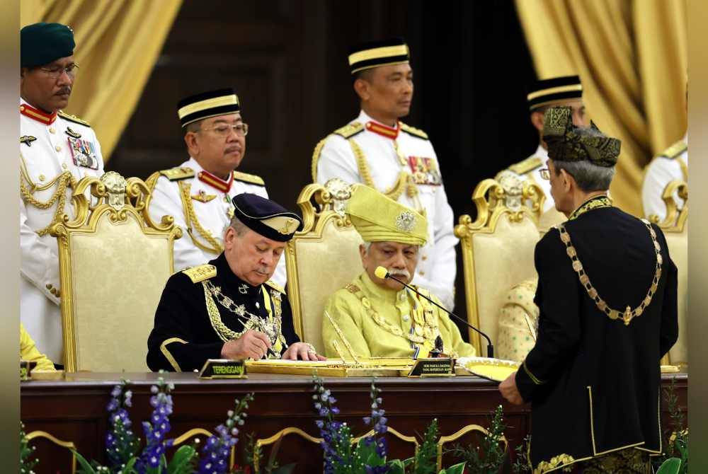 Yang di-Pertuan Agong, Sultan Ibrahim berkenan menandatangani Surat Perisytiharan Memegang Jawatan sebagai Yang di-Pertuan Agong ke-17 pada Istiadat Melafaz dan Menandatangani Surat Sumpah Jawatan ketika Mesyuarat Majlis Raja-Raja ke-264 (Khas) di Istana Negara, pada Rabu. Istiadat tersebut turut disaksikan Yang di-Pertuan Besar Negeri Sembilan, Tuanku Muhriz Ibni Almarhum Tuanku Munawir. - Foto Bernama