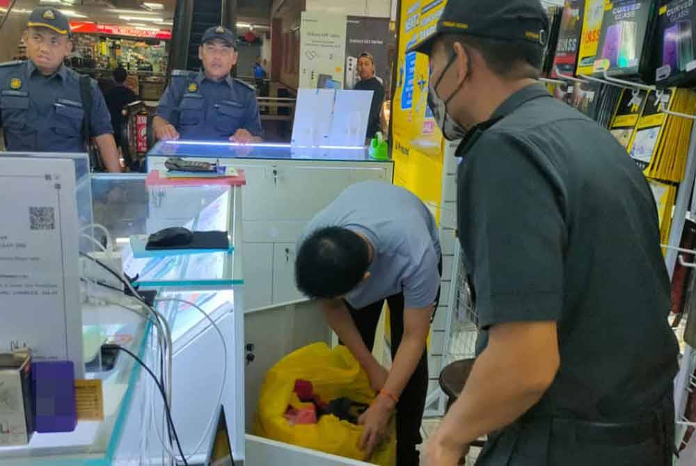 Anggota penguat kuasa KPDN Perak merampas 11 unit telefon dan 31 unit aksesori telefon palsu dalam serbuan berasingan di dua premis di sebuah kompleks beli-belah di Jalan Laksamana, pada Isnin.