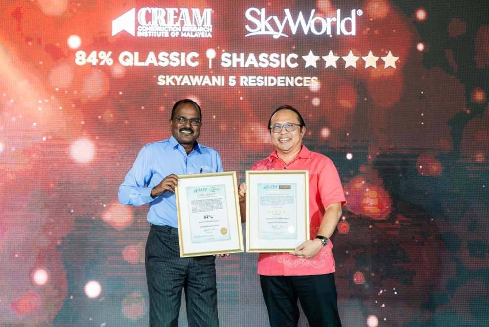 Ketua Pegawai Eksekutif Institut Penyelidikan Pembinaan Malaysia (CREAM), Ir M Ramuseren (kiri) menyampaikan sijil QLASSIC dan SHASSIC SkyAwani 5 Residence kepada Ketua Pegawai Eksekutif SkyWorld, Lee Chee Seng.