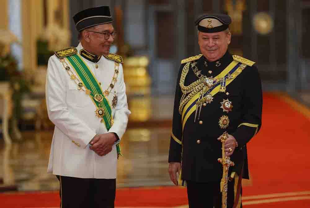 Yang di-Pertuan Agong Sultan Ibrahim (kanan) berkenan berbual bersama Perdana Menteri Datuk Seri Anwar Ibrahim semasa berangkat pada Istiadat Melafaz dan Menandatangani Surat Sumpah Jawatan sebagai Yang di-Pertuan Agong ke-17 di Istana Negara pada Rabu. - Foto Bernama