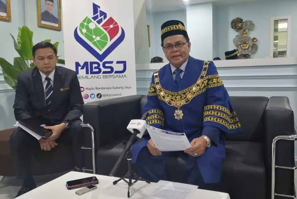 Mohd Fauzi (kanan) ketika sidang media selepas menghadiri Mesyuarat Penuh MBSJ, pada Rabu.