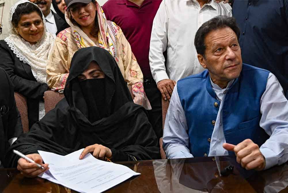 Imran Khan (kanan) bersama isterinya, Bushra Bibi (kiri). Foto AFP