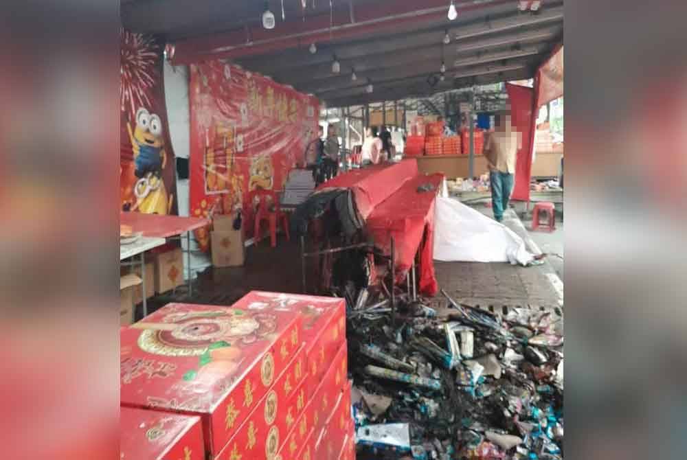 Sebahagian gerai menjual limau, bunga api dan mercun terbakar selepas seorang lelaki bertindak membaling botol berisi minyak petrol di Pekan Baru, Taman Eng Ann, Klang, Selangor pada Selasa.