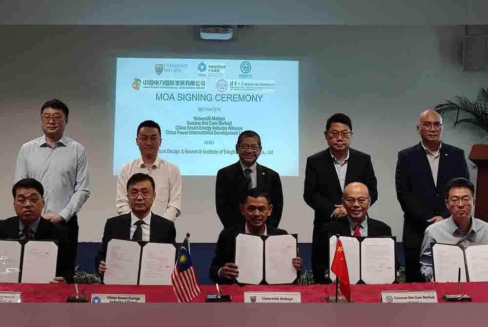 Duduk dari kiri; Borong Lin, Shi Chun, Dr Kaharudin Dimyati, Kok Ann dan Lu Xiang bergambar selepas menandatangani MoA dan MoU pada Rabu.