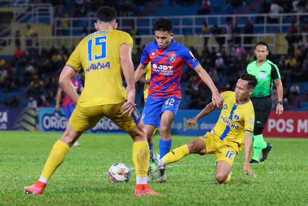 Pemain JDT, Arif Aiman Mohd Hanapi (dua dari kiri) diasak dan dikawal ketat pemain Sri Pahang FC pada perlawanan Liga Super di Stadium Darul Makmur malam ini. Foto Bernama