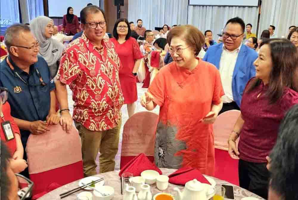 Joniston (dua dari kiri) ketika hadir bersama Christina pada majlis makan tengah hari bersama media di Kota Kinabalu pada Rabu