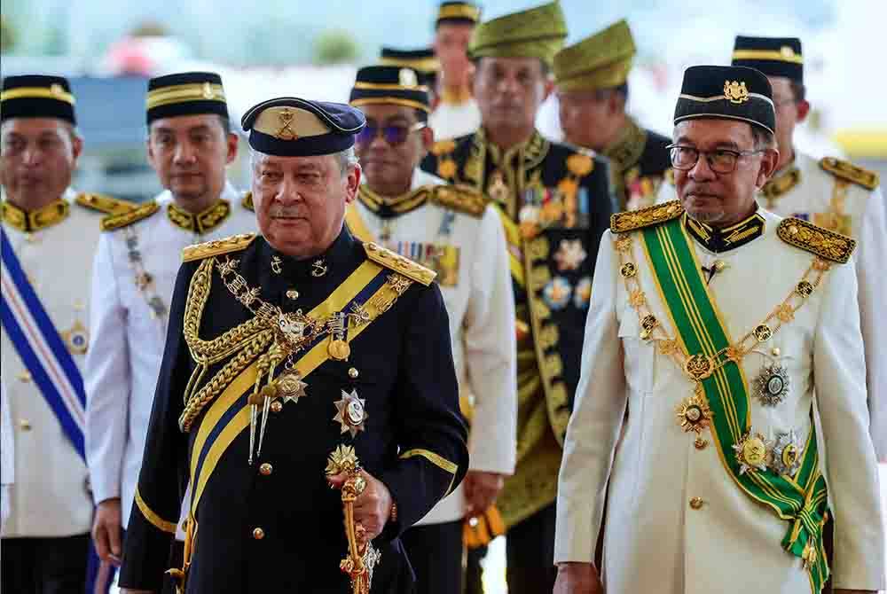 Sultan Ibrahim pada Istiadat Melafaz dan Menandatangani Surat Sumpah Jawatan sebagai Yang di-Pertuan Agong ke-17 di Istana Negara hari ini. Ketibaan Seri Paduka disambut Perdana Menteri, Datuk Seri Anwar Ibrahim ( kanan). Foto Bernama