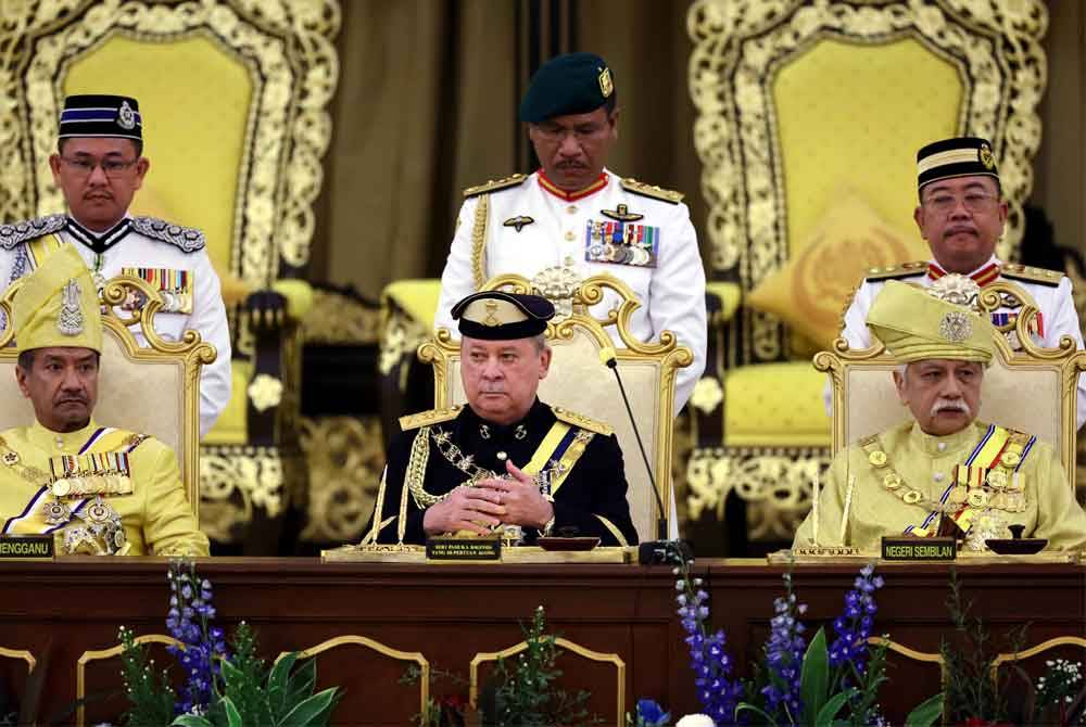 Sultan Ibrahim (duduk tengah) berkenan berangkat pada Istiadat Melafaz dan Menandatangani Surat Sumpah Jawatan sebagai Yang di-Pertuan Agong ke-17 di Istana Negara hari ini. Foto Bernama