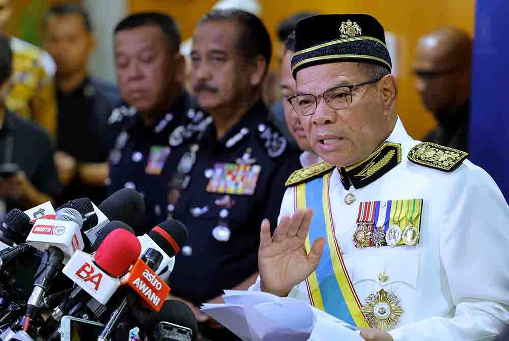 Saifuddin Nasution Ismail bercakap pada sidang media di Kementerian Dalam Negeri (KDN) pada Rabu. Foto Bernama