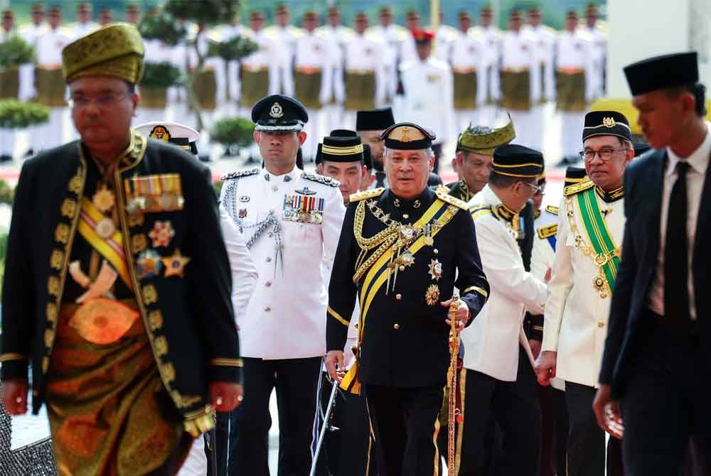 Sultan Ibrahim (tengah) pada Istiadat Melafaz dan Menandatangani Surat Sumpah Jawatan sebagai Yang di-Pertuan Agong ke-17 di Istana Negara hari ini. Foto Bernama