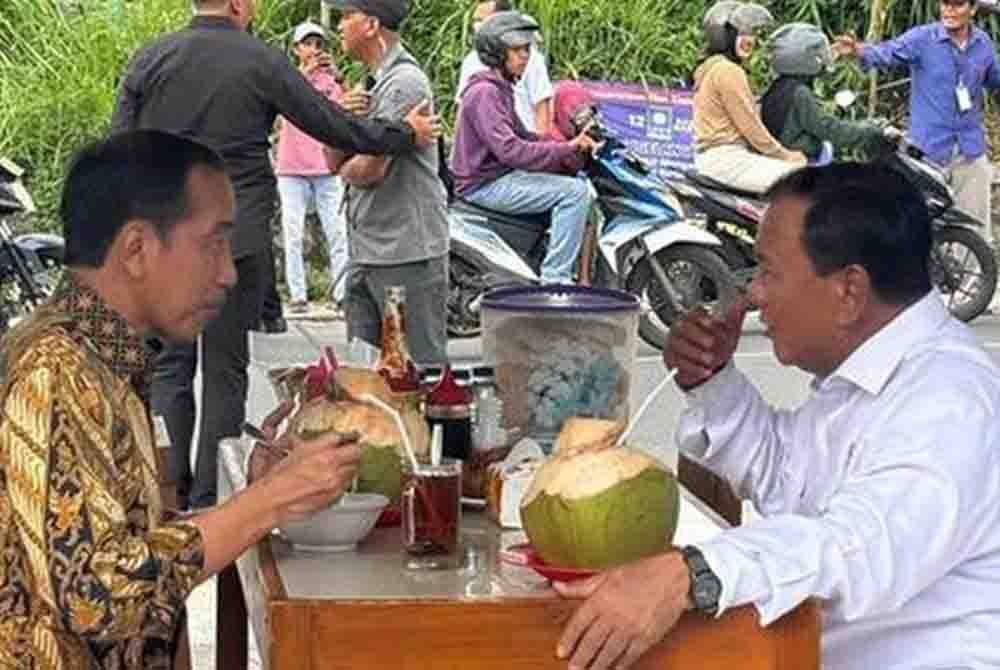 Jokowi (kiri) menikmati bakso bersama Prabowo di Magelang, Jawa Tengah pada Isnin lalu. Foto Agensi