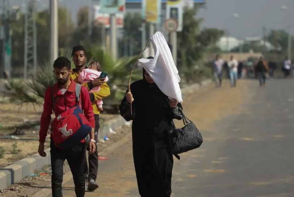 Penduduk Gaza membawa bendera putih kerana dianggap sebagai simbol selamat untuk mendapatkan perlindungan.