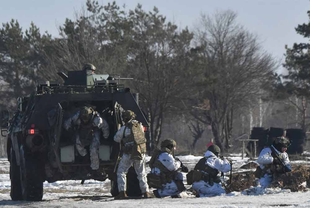 Anggota tentera Ukraine menyertai latihan ketenteraan di wilayah Zhytomyr pada Selasa, di tengah pencerobohan Rusia di Ukraine. Foto AFP