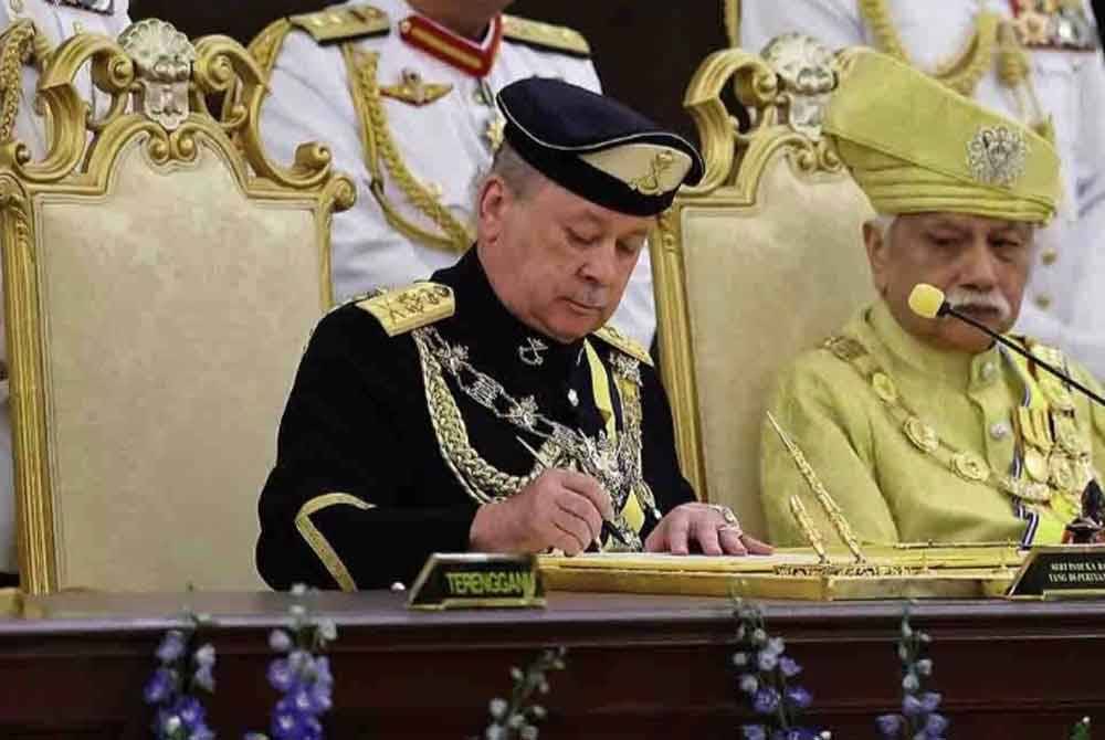 Sultan Ibrahim pada Rabu melafaz dan menandatangani surat sumpah jawatan sebagai Yang di-Pertuan Agong ke-17 untuk tempoh lima tahun bermula 31 Januari 2024.