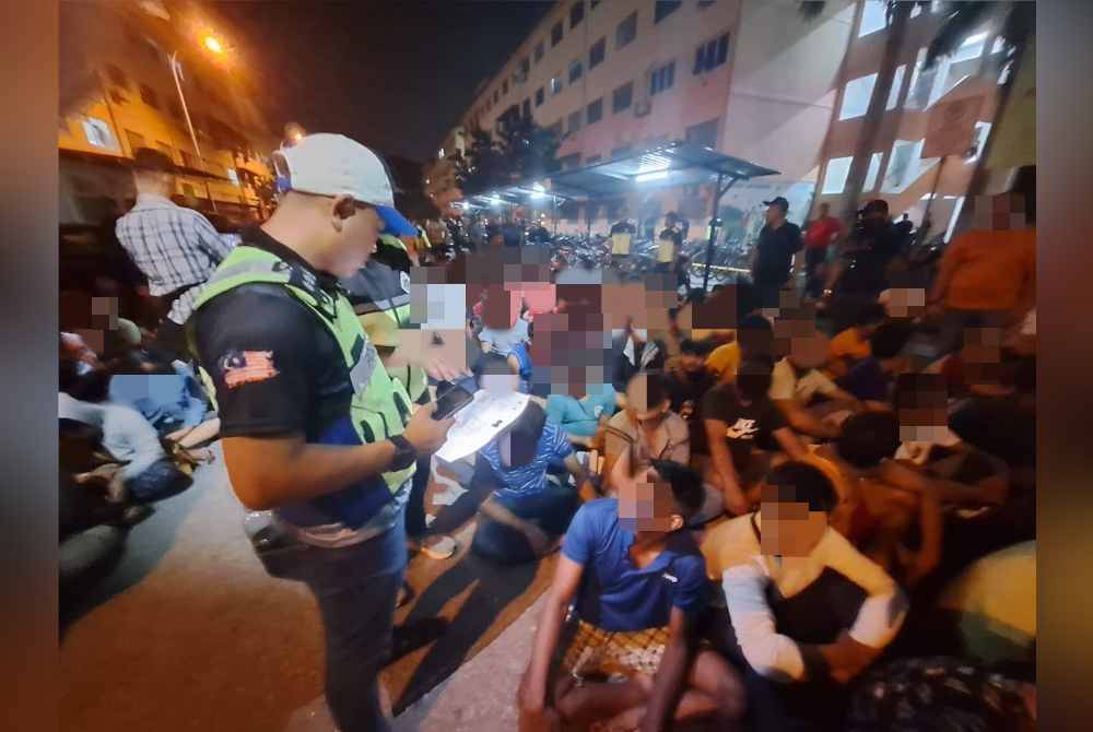 
Antara warga asing yang ditahan dalam serbuan di Pangsapuri Aman Perdana, Klang, Selangor pada Khamis.