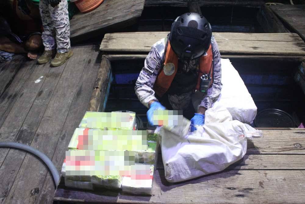 Anggota Maritim Malaysia menemui bungkusan berisi dadah disyaki syabu susulan pemeriksaan di sebuah bot nelayan di Sekinchan, Selangor, Selasa lalu.