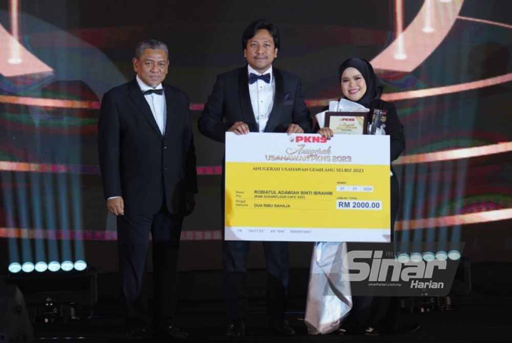 Halimi (tengah) menyampaikan Anugerah Usahawan Gemilang SELBIZ 2023 kepada Robiatul Adawiyyah Ibrahim (usahawan syarikat Rabi Sugarflour Cafe&#039; Ent) pada Malam Anugerah Usahawan PKNS 2023 di Shah Alam pada Rabu. Foto Sinar Harian-MOHD HALIM ABDUL WAHID