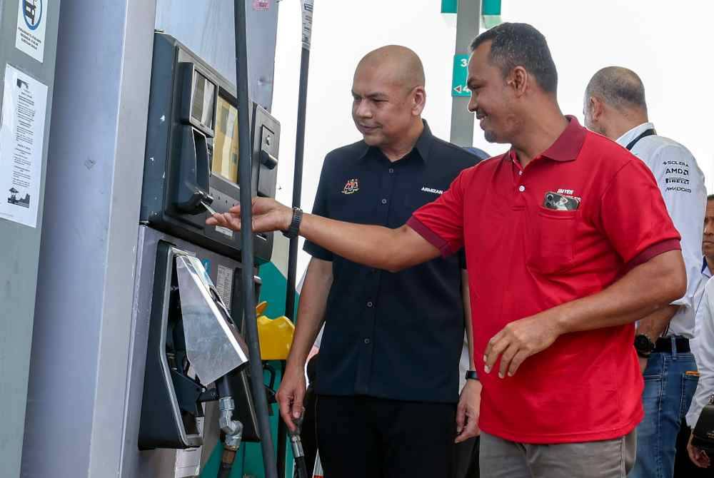 Armizan melihat pemandu lori pengangkutan perdagangan, Hanusi Razali menggunakan Fleet Card untuk membayar minyak diesel pada hari pertama pelaksanaan projek rintis Fleet Card Sistem Kawalan Diesel Bersubsidi 2.0 (SKDS 2.0) bagi Sektor Pengangkutan Darat (Barangan) di Stesen Minyak Petronas, Lapangan Terbang Antarabangsa Kuala Lumpur (KLIA) Outbound pada Khamis. Foto Bernama