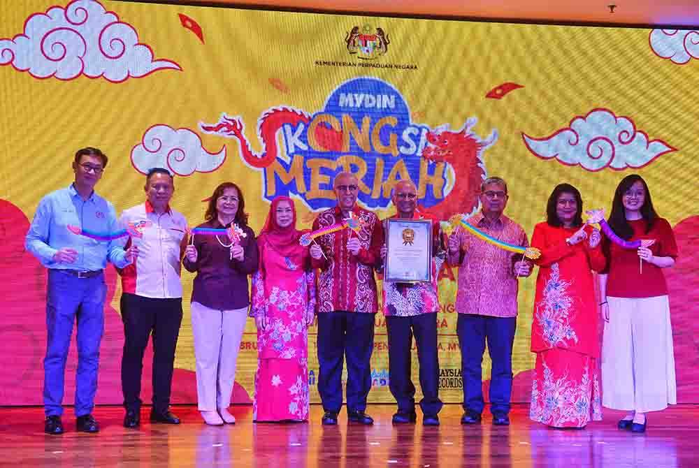 Ahimmat (empat dari kanan) menerima pengiktirafan The Malaysia Book of Records atas kejayaan edarkan 100,000 kraf naga mini kertas. Foto Sinar Harian-ASRIL ASWANDI SHUKOR