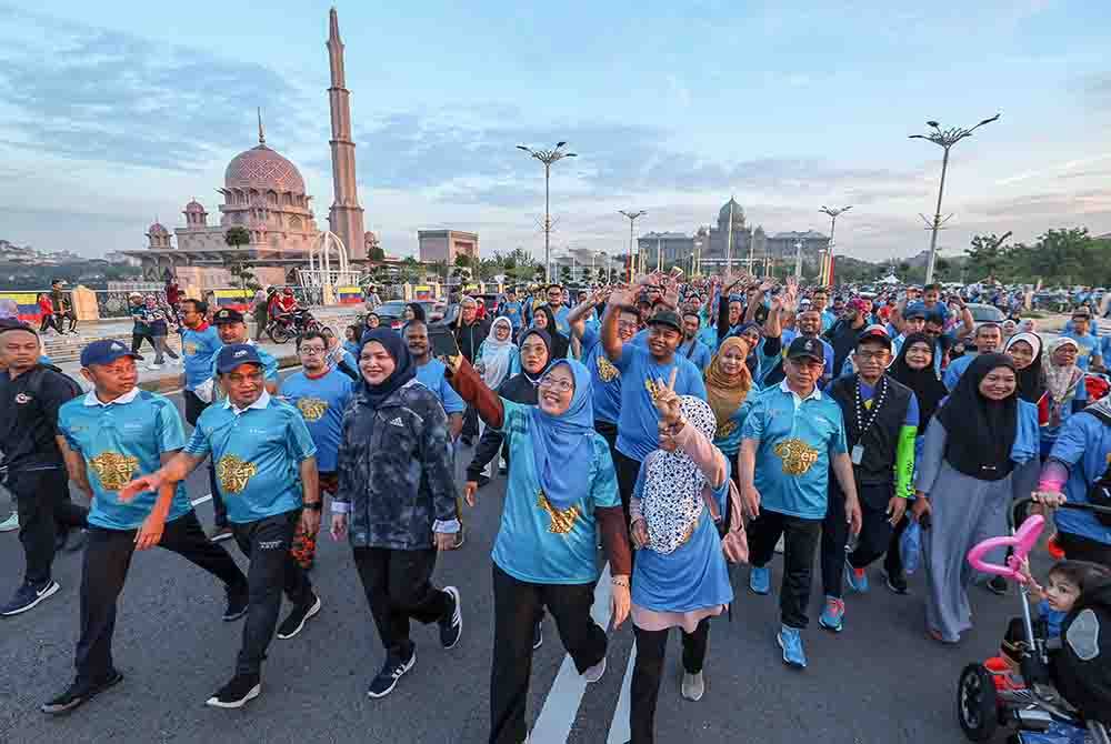 Dr Zaliha (lima dari kiri) dan Menteri di Jabatan Perdana Menteri (Hal Ehwal Agama), Datuk Mohd Na’im Mokhtar (tiga dari kiri) bersama orang ramai menyertai program Berjalan Sihat@Putrajaya sejauh 2.5 kilometer sempena sambutan Hari Wilayah Persekutuan pada Khamis. Foto Bernama