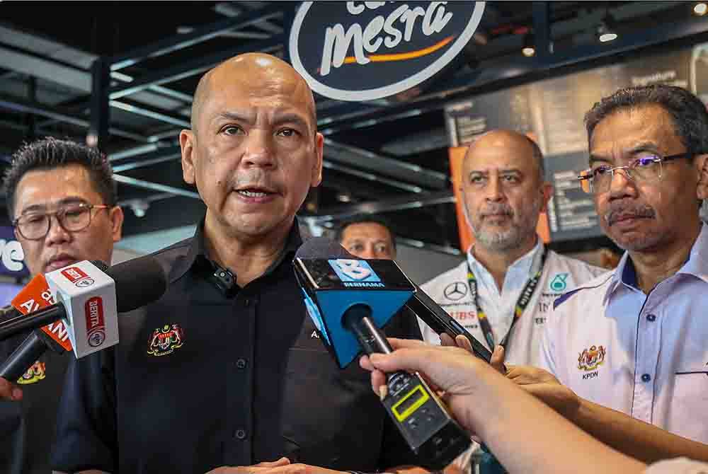 Armizan selepas meninjau pelaksanaan projek rintis Fleet Card Sistem Kawalan Diesel Bersubsidi 2.0 (SKDS 2.0) bagi Sektor Pengangkutan Darat (Barangan) di Stesen Minyak Petronas, KLIA Outbound pada Khamis.