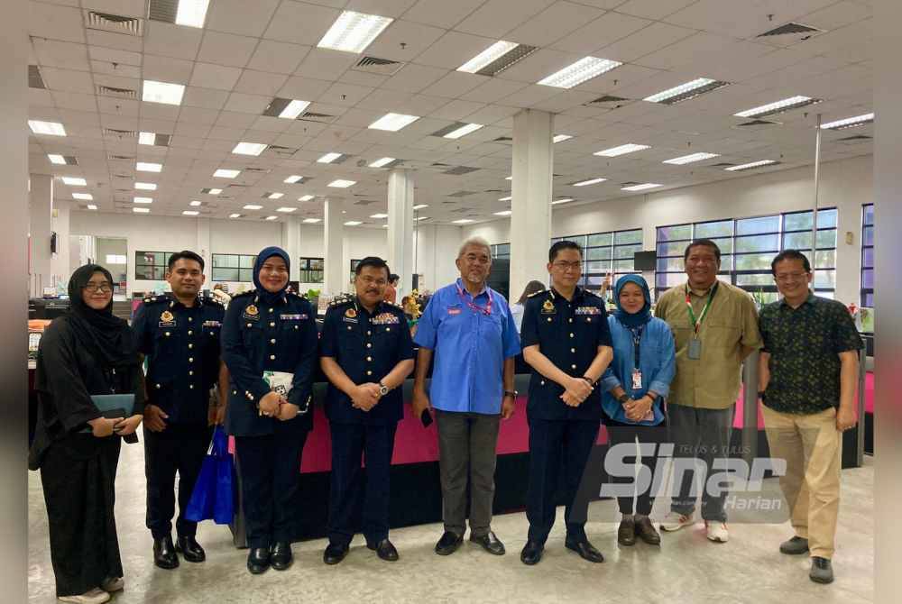 Kunjungan Pengarah Jabatan Pengangkutan Jalan (JPJ) Selangor, Azrin Borhan (empat dari kanan) bersama Ketua Pegawai Eksekutif, Farah Hussamuddin (tiga dari kanan) dan Ketua Pemasaran dan Penjenamaan Grup Sinar Karangkraf, Nik Justin Nik Mohd Ariffin (dua dari kanan).