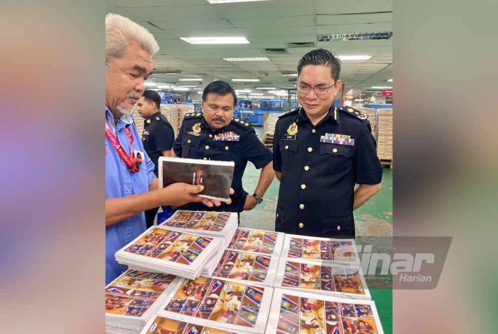 Azrin (kanan) diberi penerangan oleh Pengurus Kanan Tugas-Tugas Khas Karangkraf, Hashim Anang ketika melawat Ultimate Print yang mencetak akhbar Sinar Harian di Kompleks Kumpulan Karangkraf, di sini pada Khamis.