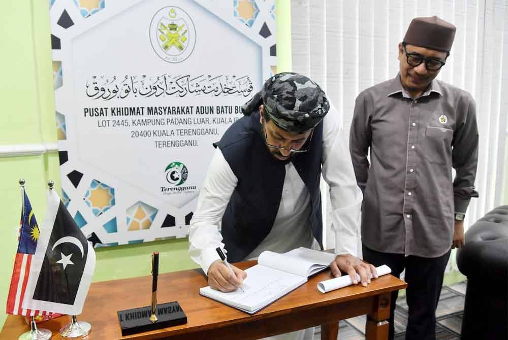 Dr Abdullah menandatangani kehadiran sebelum menyertai sidang akhbar sempena sambutan Minggu Al-Quds Sedunia 2024.