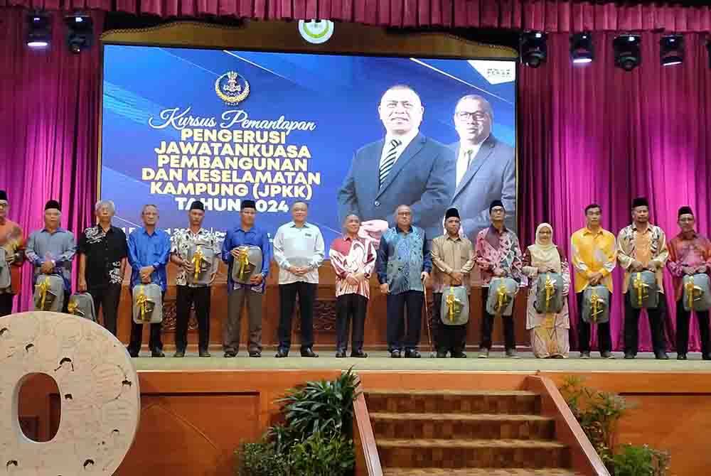 Saarani (tengah) bergambar bersama wakil-wakil pengerusi JPKK sempena Kursus Pemantapan Pengerusi JPKK di Dewan Banquet Bangunan Perak Darul Ridzuan di sini pada Khamis.