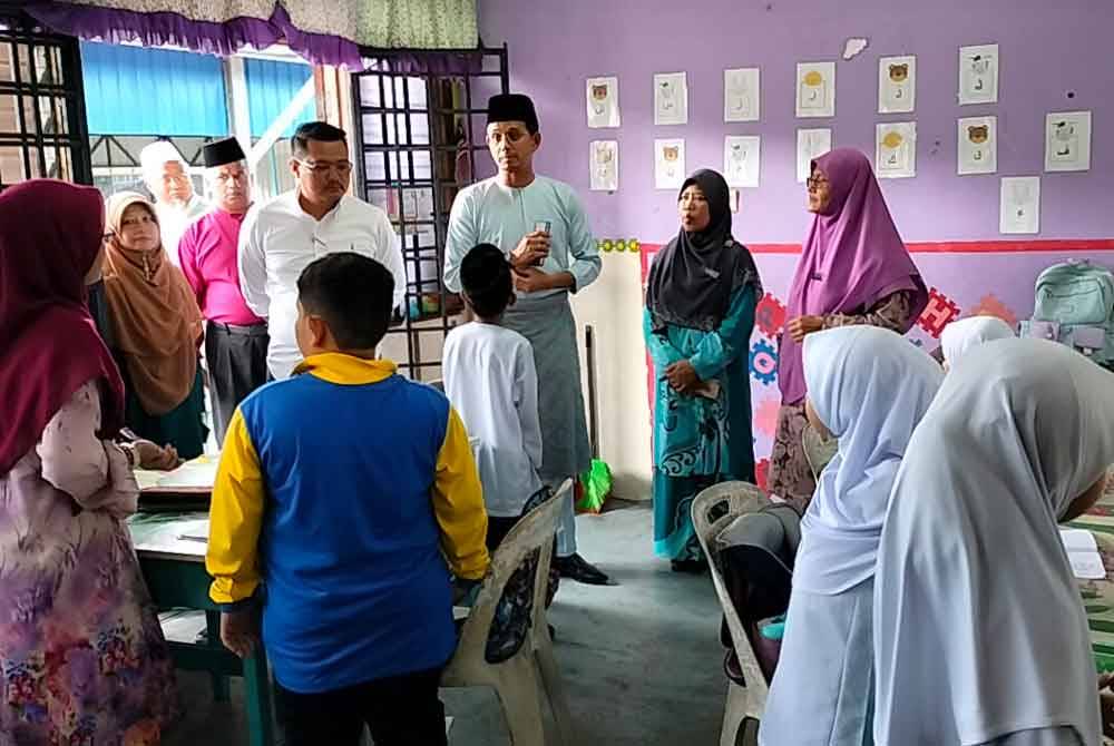 Mohd Fared ( tiga dari kanan) melawat Sekolah Agama Dato Onn Jaafar Larkin pada Khamis.