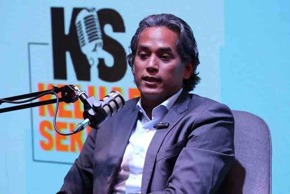 Khairy ketika mengendalikan podcast &#039;Keluar Sekejap&#039; yang dimuat naik di platform YouTube pada Khamis.