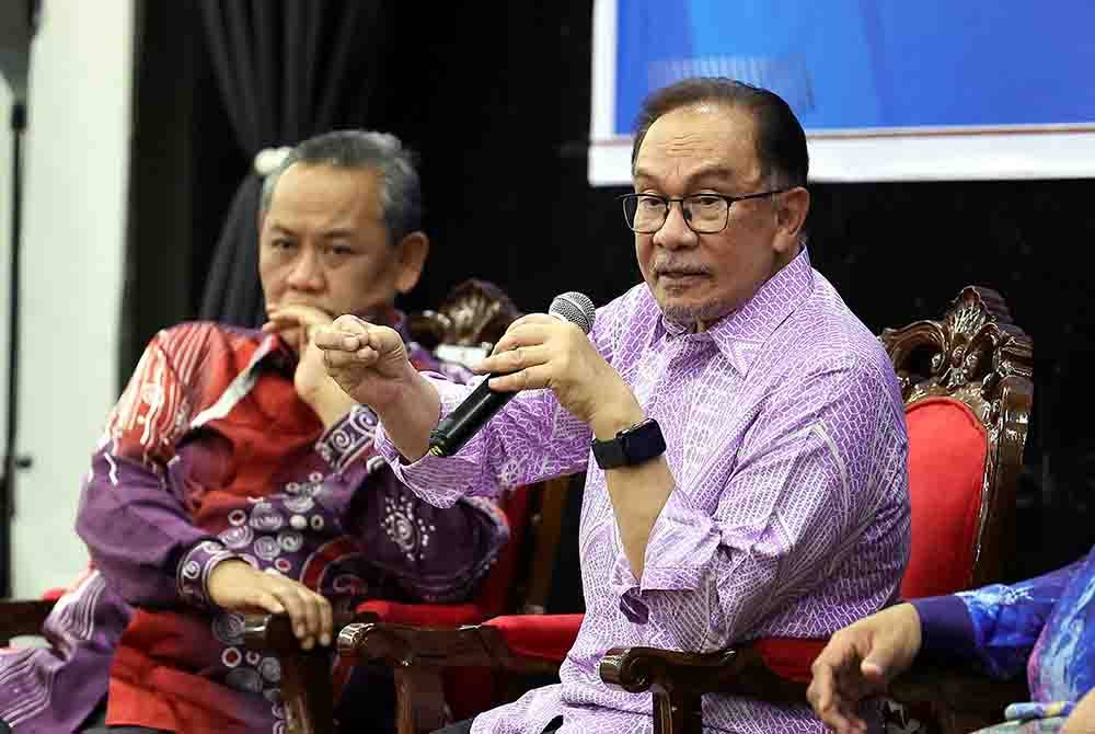 Perdana Menteri Datuk Seri Anwar Ibrahim ketika sesi dialog pada Program Sepetang Perdana Menteri bersama Penggerak Madani Negeri Sembilan di Kem Wawasan Negara, Ulu Sepri pada Khamis. Turut hadir, Menteri Besar Negeri Sembilan, Datuk Seri Aminuddin Harun (kiri). - Foto Bernama