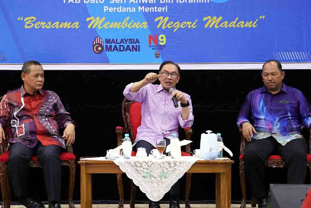 Perdana Menteri, Datuk Seri Anwar Ibrahim ketika sesi dialog pada Program Sepetang Perdana Menteri bersama Penggerak Madani Negeri Sembilan di Kem Wawasan Negara, Ulu Sepri pada Khamis. Turut hadir, Menteri Besar Negeri Sembilan, Datuk Seri Aminuddin Harun (kiri). Foto Bernama