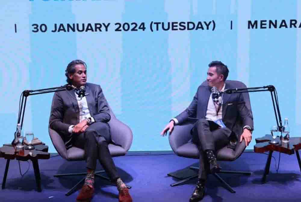 Khairy dan Shahril ketika podcast &#039;Keluar Sekejap&#039; yang dimuat naik di platform YouTube pada Khamis.