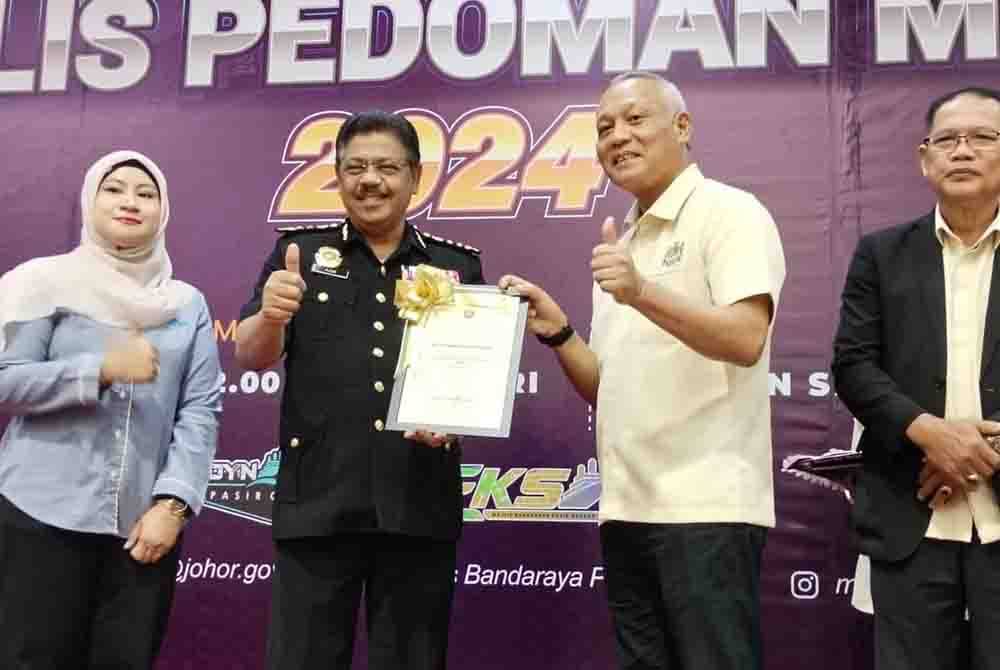 Asman Shah (dua dari kanan) menerima sijil penghargaan daripada Azmi susulan kejayaan MBPG memperoleh pensijilan Anti-Bribery Management System (ABMS) MS 37001:2016.