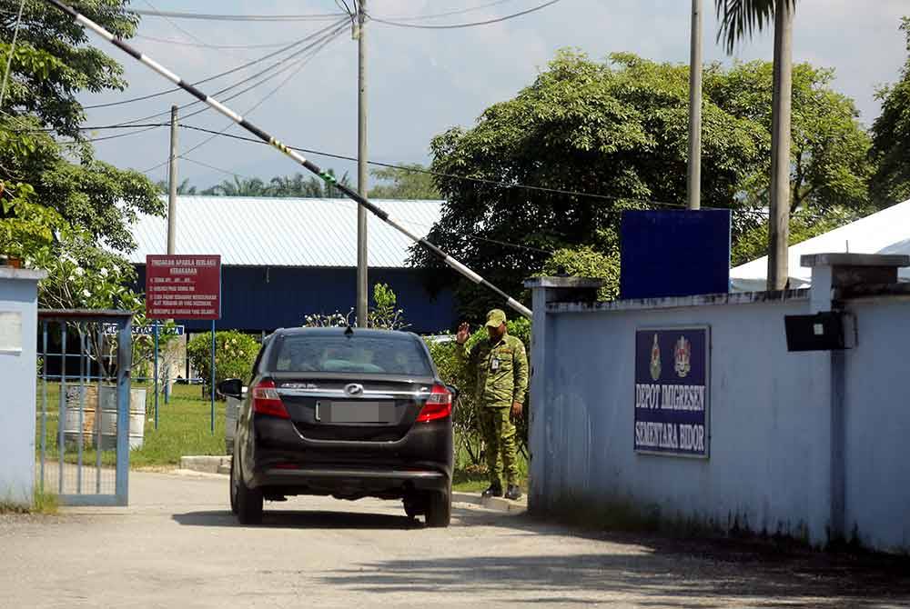 Situasi di sekitar pintu masuk Depot Tahanan Imigresen Sementara Bidor pada Jumaat. Foto Bernama