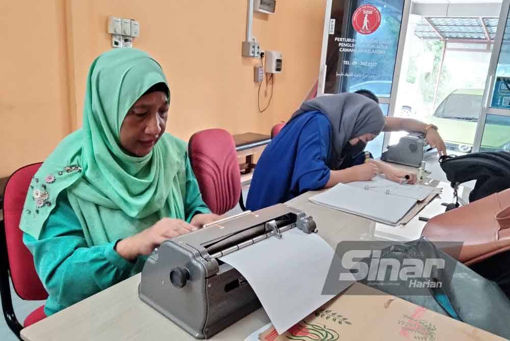 Nor Nadia Sophia mempelajari Braille di Pusat Pertubuhan Orang Cacat Malaysia.