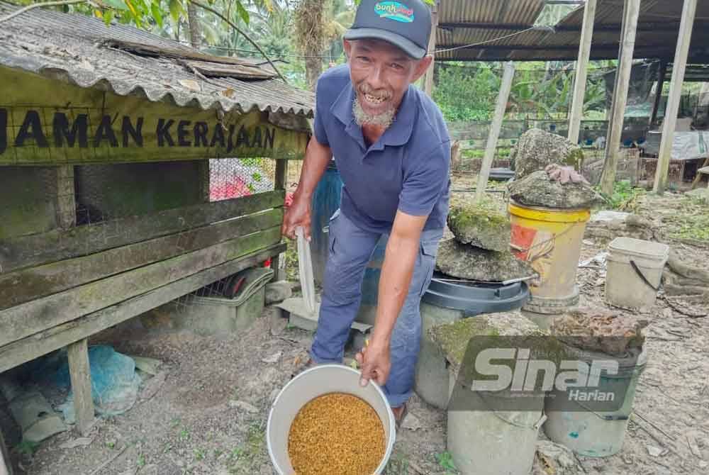 Samsul Bahari menunjukkan ramuan umpan Tapa.