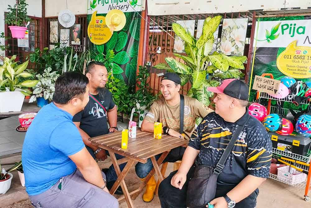 Konsep santai dan terbuka selain dijamu dengan panorama hijau menjadi tarikan di kafe tersebut