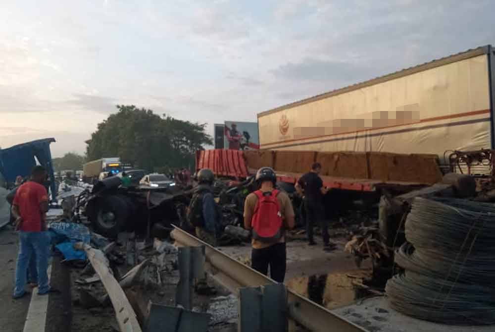 Kejadian berlaku sekitar jam 7.30 pagi itu turut mengakibatkan aliran trafik sesak dan kenderaan tidak bergerak.Foto ihsan pembaca