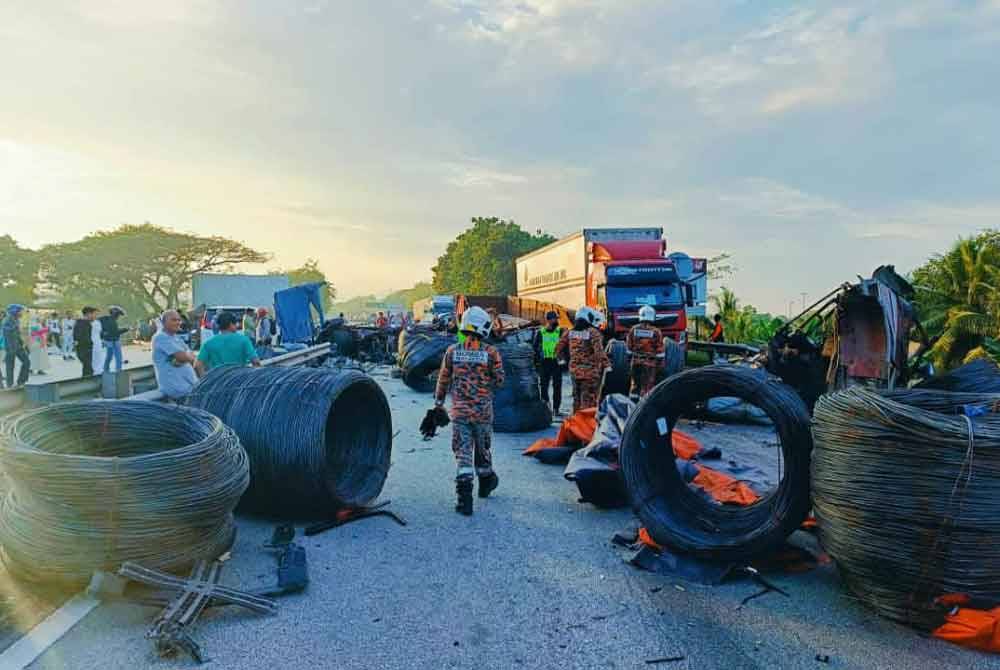 Muatan gula dan logam bertaburan menutup laluan kedua-dua arah.Foto Bomba Perak