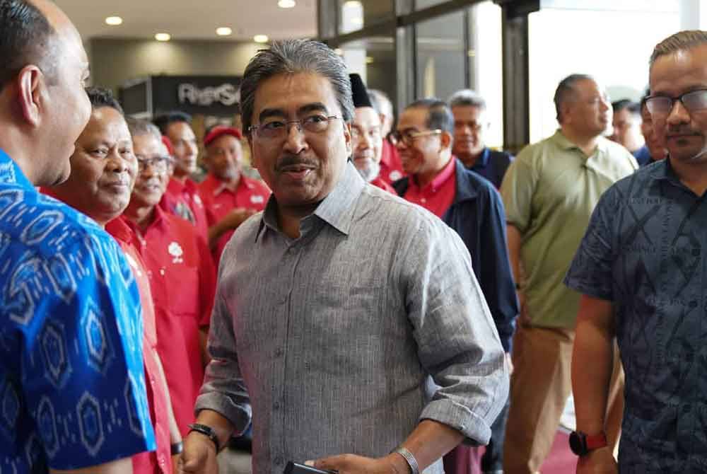 Naib Presiden UMNO, Datuk Seri Johari Abdul Ghani (tengah) yang dilihat hadir Mesyuarat Khas Majlis Kerja Tertinggi (MKT) UMNO berlangsung pada pagi Sabtu.Foto Sinar Harian-ROSLI TALIB