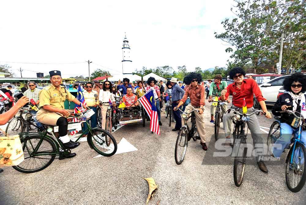 Kira-kira 150 peserta dari pelbagai negeri menyertai kayuhan Basikal Klasik Rembau pada Sabtu.