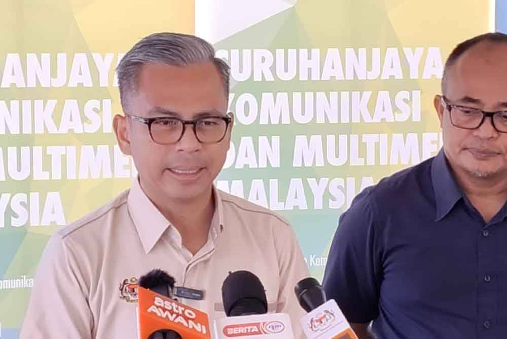 Fahmi (kiri) pada sidang media berhubung ujian kualiti perkhidmatan selular di Pusat Ekonomi Digital (PEDi) Felda Bukit Goh, Kuantan.