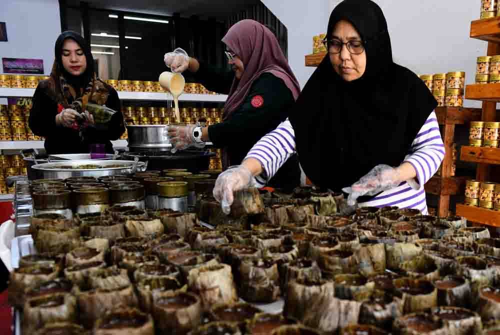 Ketika Tahun Baharu Cina kuih bakul Nur Farrah Diba mendapat permintaan yang tinggi iaitu sekitar 3,500 hingga 4,500 biji.Foto Bernama