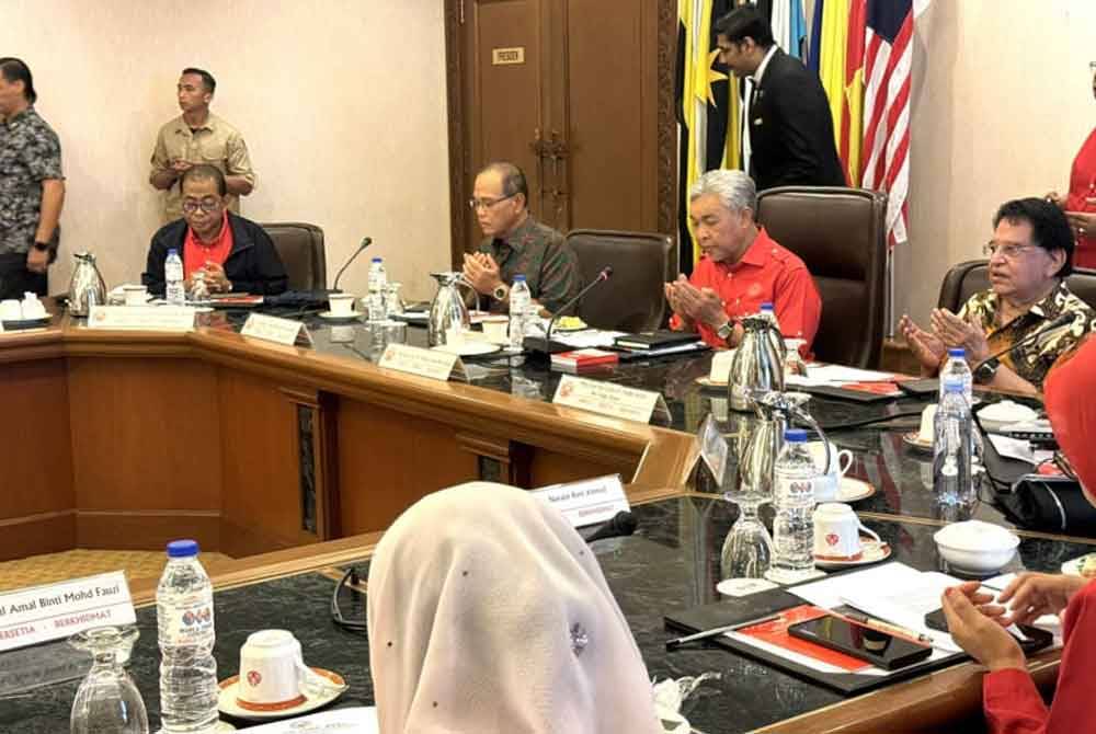 Mesyuarat Khas MKT UMNO yang dipengerusikan Ahmad Zahid dan dihadiri pemimpin atasan parti.