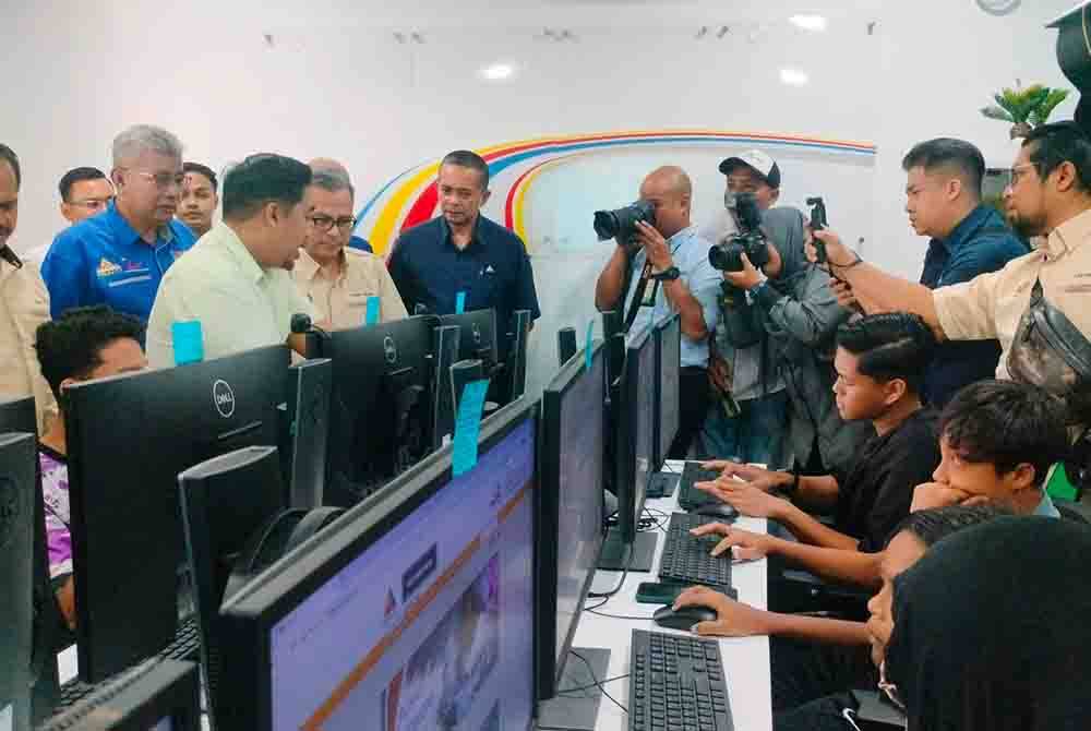 Fahmi ketika melawat Pusat Ekonomi Digital (PEDi) Felda Bukit Goh, pada Sabtu.