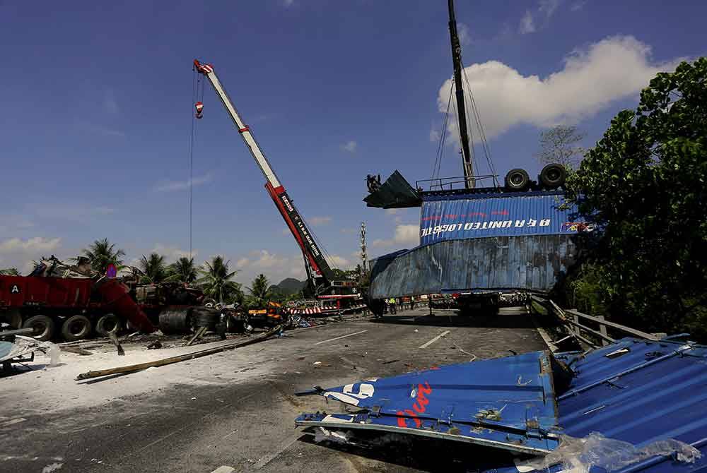 Kerja-kerja pengalihan kenderaan yang terbabit dalam kemalangan maut giat dijalankan di Kilometer 288.1 Lebuhraya Utara Selatan arah utara dekat Gopeng pagi tadi. Foto Bernama
